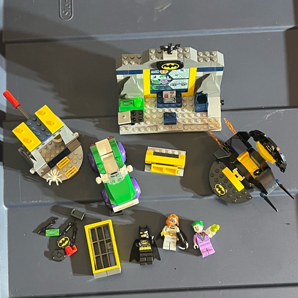 LEGO Batcave Set - Black, Yellow, Green 76272 - Picture 2 of 8